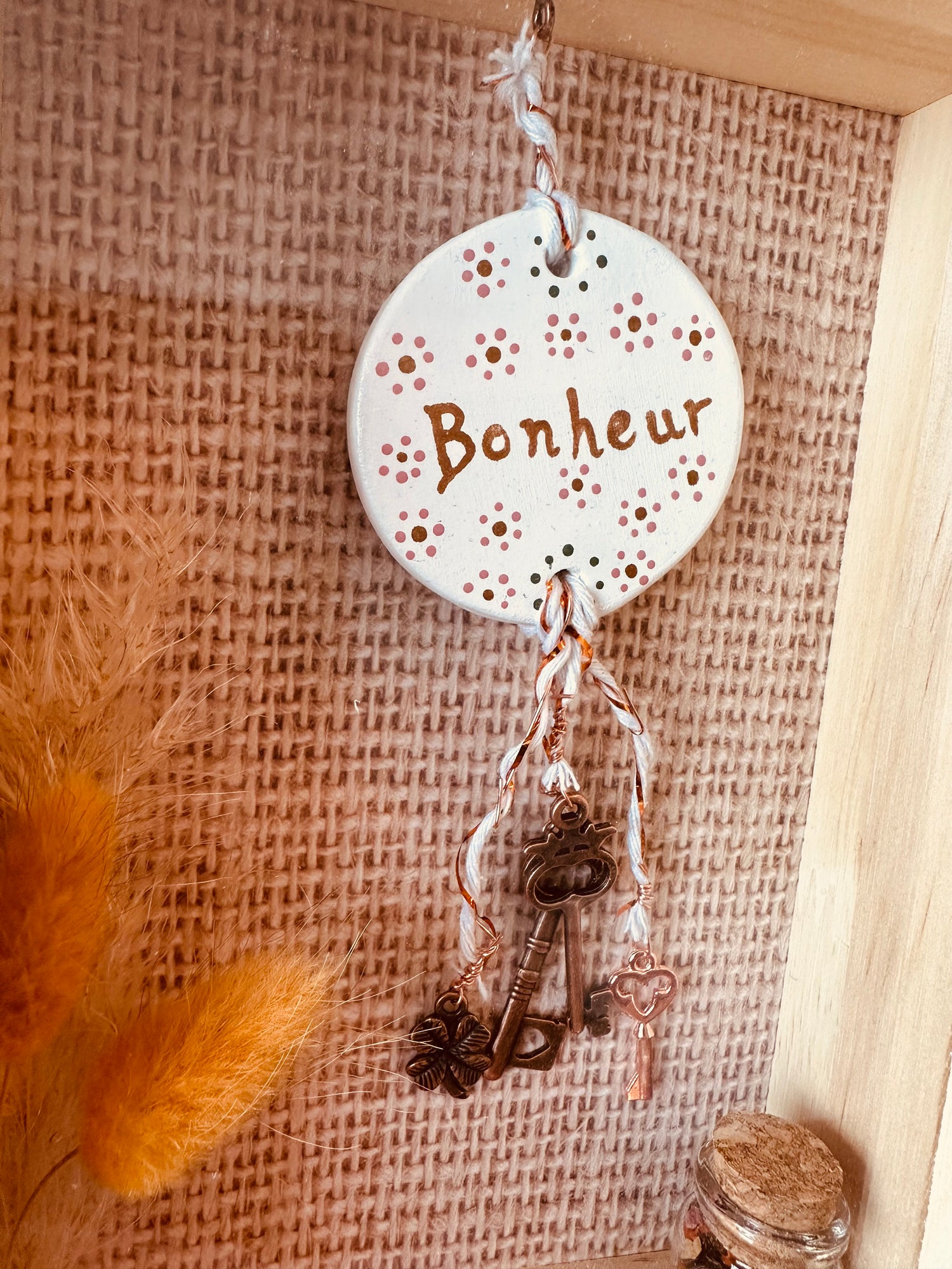 Décorations en bois ou argile