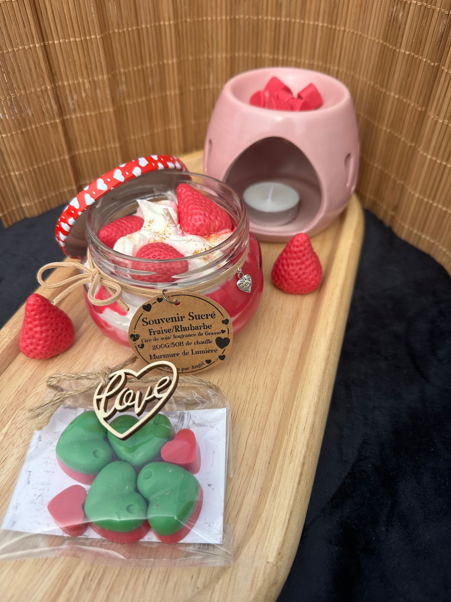     bougie-fraise-rhubarbe-artisanale.jpg